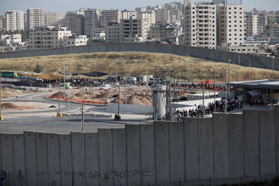 آلاف الفلسطينييون فى طريقهم لصلاة الجمعة