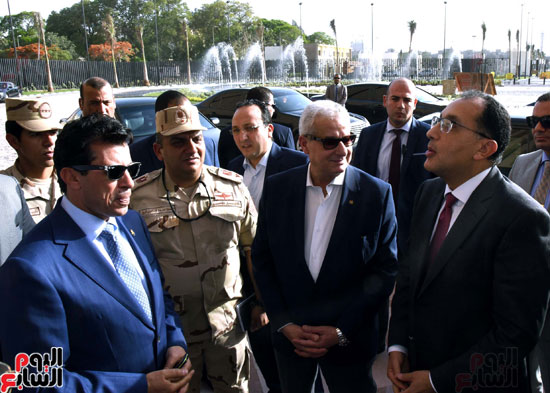 رئيس الوزراء يتفقد استاد القاهرة (4)