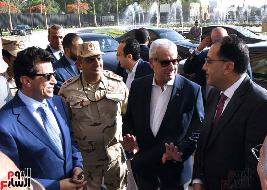 رئيس الوزراء يتفقد استاد القاهرة (3)