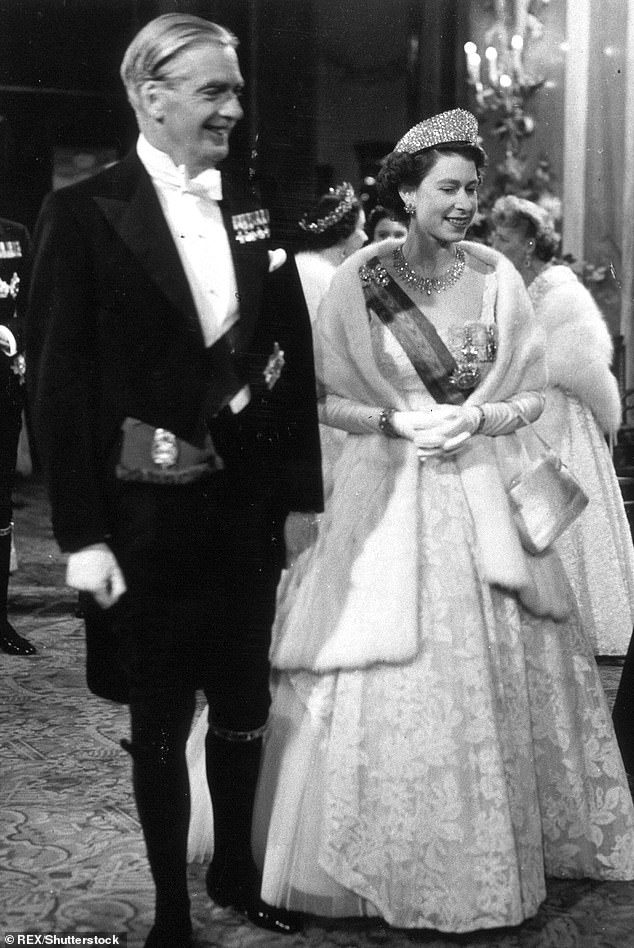 الملكة اليزابيث مع وزير الخارجية البريطانى الأسبق انتونى ايدن