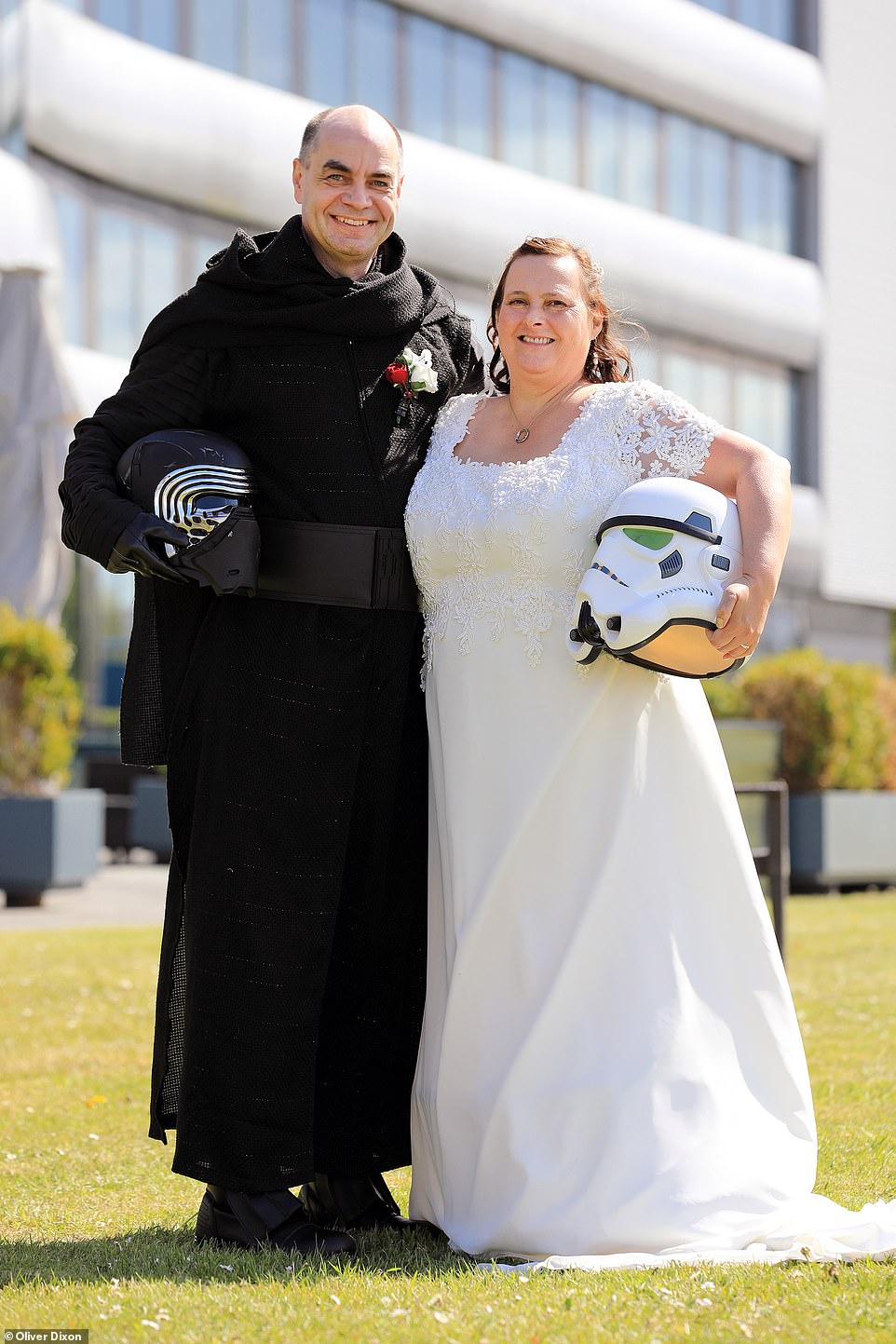 زوجان يرتدون ملابس لشخصيات خيالية من سلسلة أفلام حرب النجوم  (1)