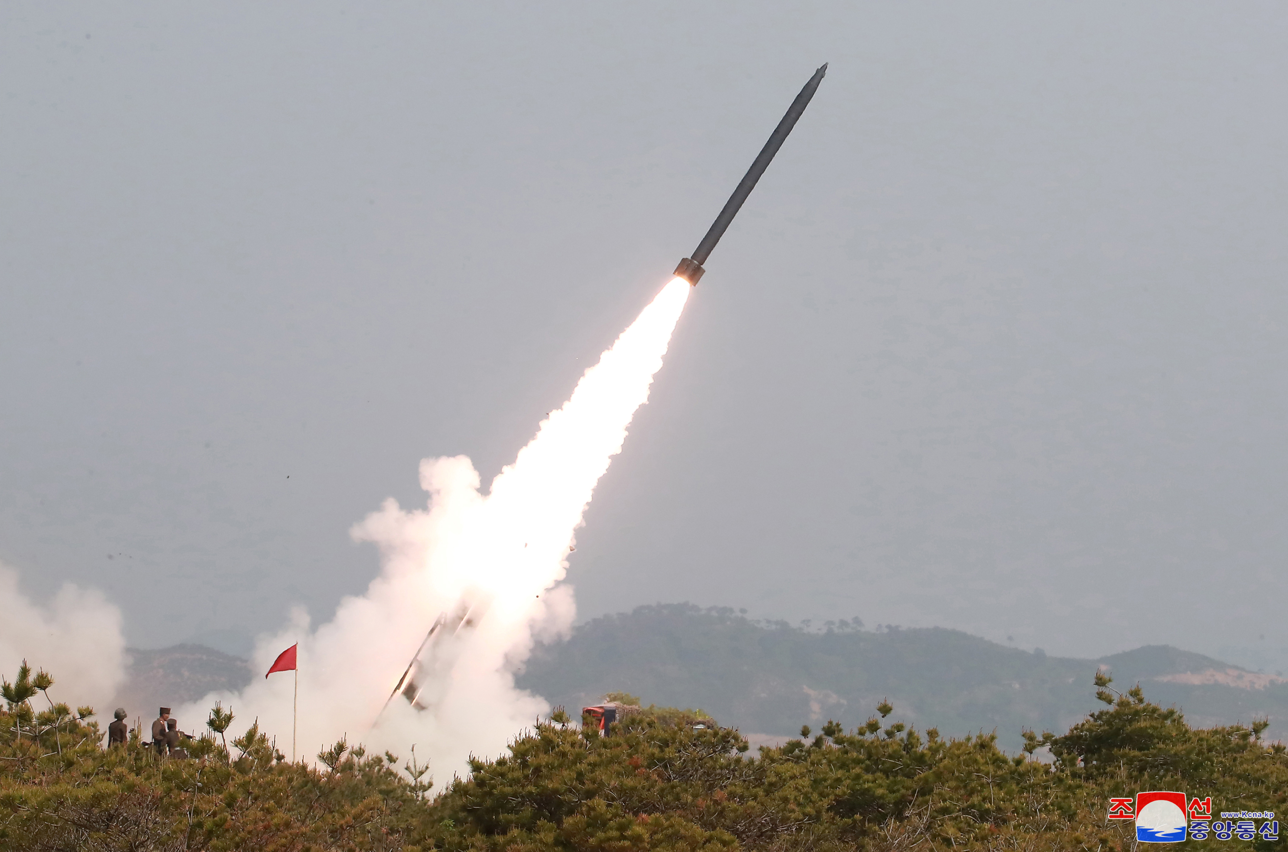 زعيم كوريا الشمالية يشرف على تدريب لراجمات صورايخ بعيدة المدى (6)