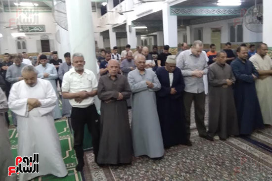 مواطنو كفر الشيخ يؤدون صلاة التراويح بالمساجد (2)
