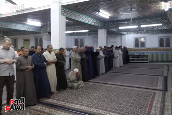 مواطنو كفر الشيخ يؤدون صلاة التراويح بالمساجد (3)