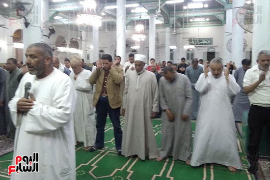 مواطنو كفر الشيخ يؤدون صلاة التراويح بالمساجد (5)