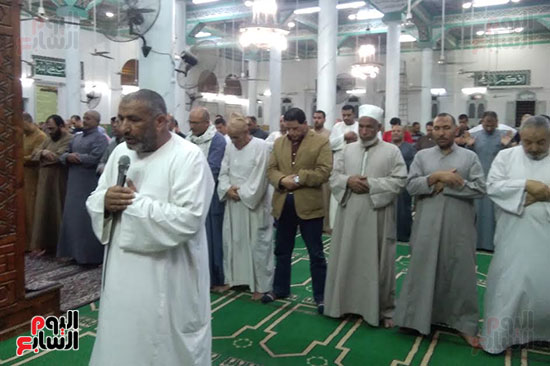 مواطنو كفر الشيخ يؤدون صلاة التراويح بالمساجد (1)