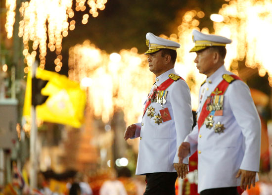 موكب ملك تايلاند الجديد يجوب شوارع بانكوك  (21)