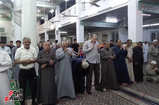 مواطنو كفر الشيخ يؤدون صلاة التراويح بالمساجد (4)