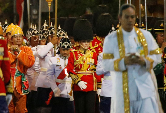 موكب ملك تايلاند الجديد يجوب شوارع بانكوك  (20)