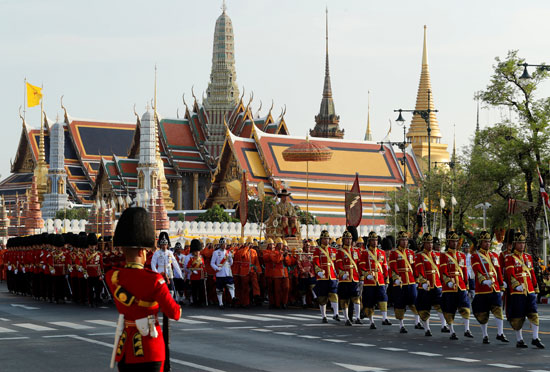 موكب ملك تايلاند الجديد يجوب شوارع بانكوك  (13)