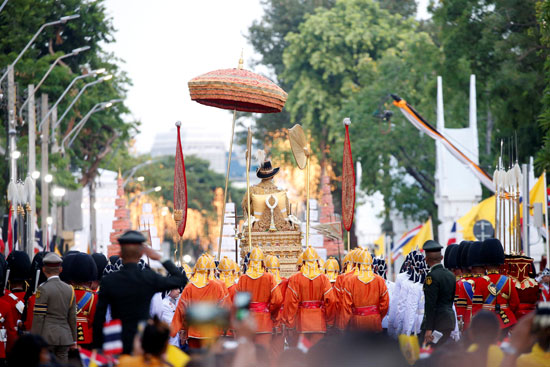 موكب ملك تايلاند الجديد يجوب شوارع بانكوك  (16)