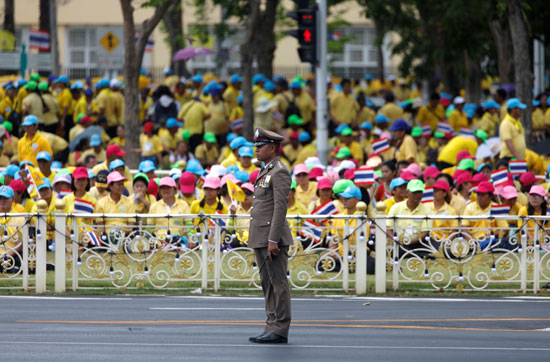 موكب ملك تايلاند الجديد يجوب شوارع بانكوك  (7)