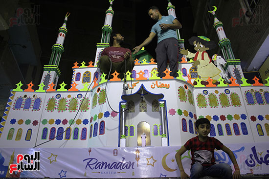 ألوان مبهجة يضعها شباب وأطفال البراجيل على مجسم رمضان 2019