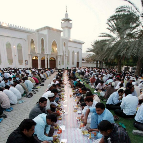 الفطار الجماعى أمام أحد مساجد الإمارات