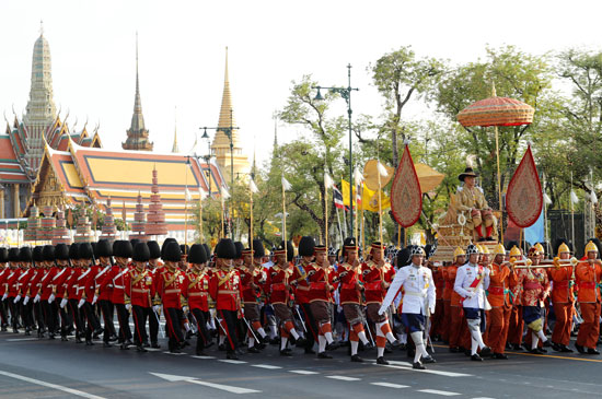 موكب ملك تايلاند الجديد يجوب شوارع بانكوك  (11)