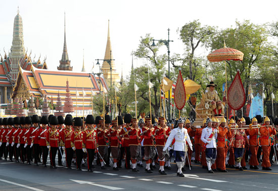 موكب ملك تايلاند الجديد يجوب شوارع بانكوك  (10)