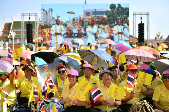 موكب ملك تايلاند الجديد يجوب شوارع بانكوك  (8)