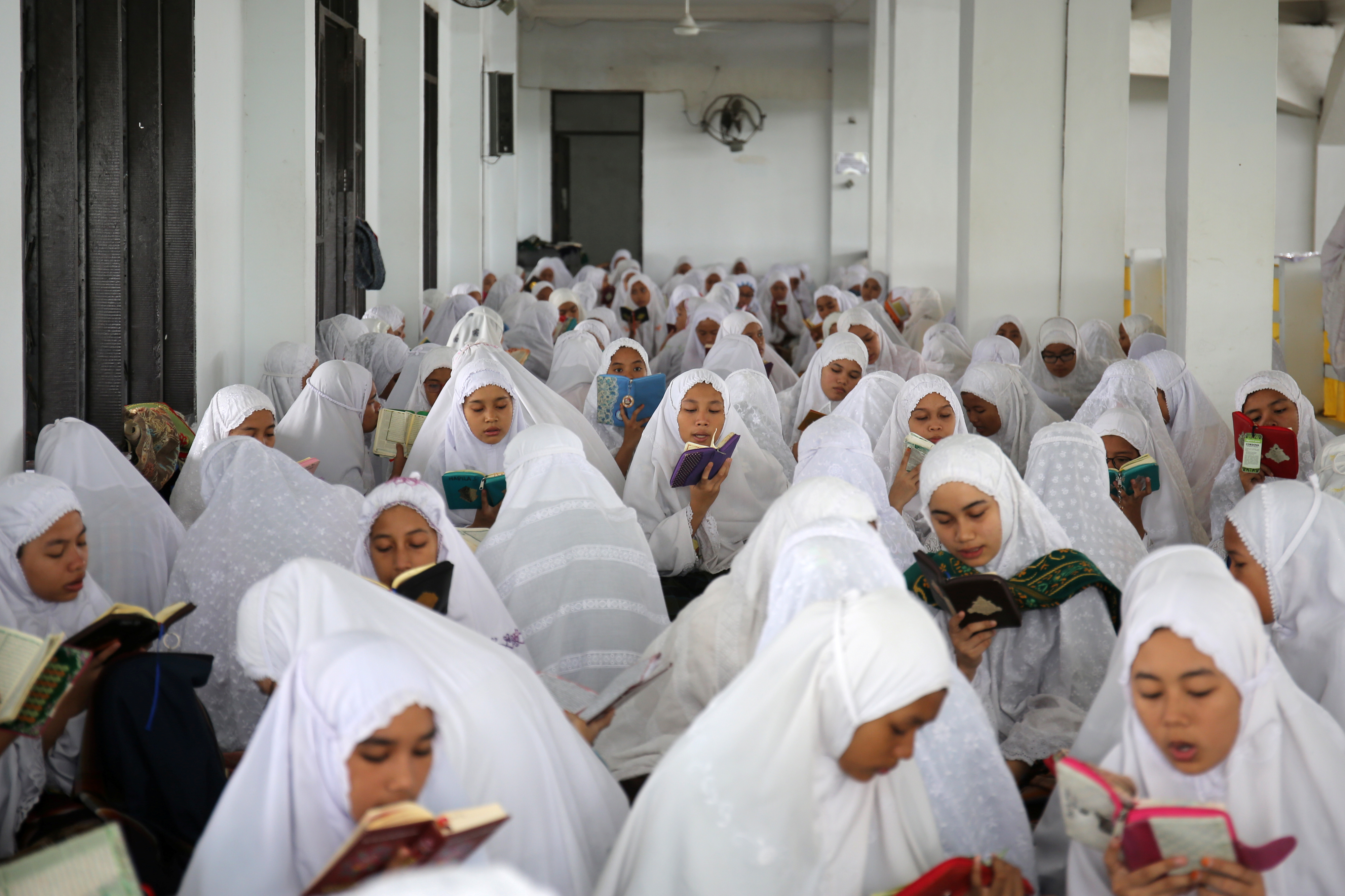 سيدات يقرأن القرآن فى إندونيسيا