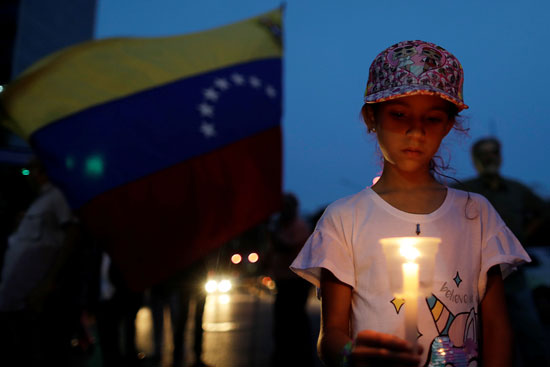مظاهرة على ضوء الشموع فى فنزويلا  (5)