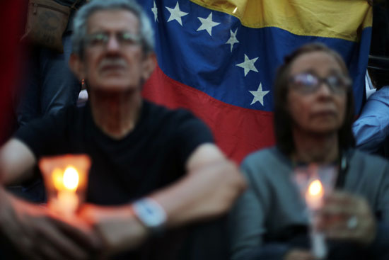 مظاهرة على ضوء الشموع فى فنزويلا  (3)