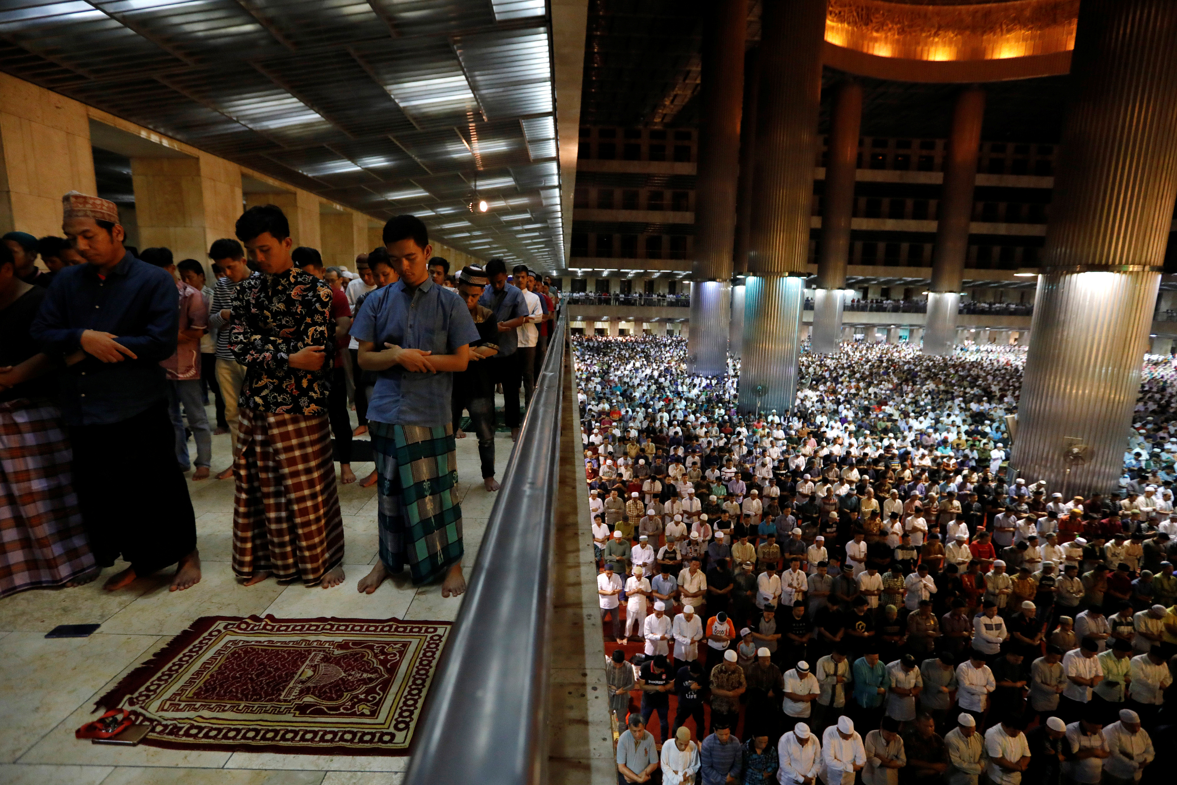 الصلاة فى مساجد إندونيسيا