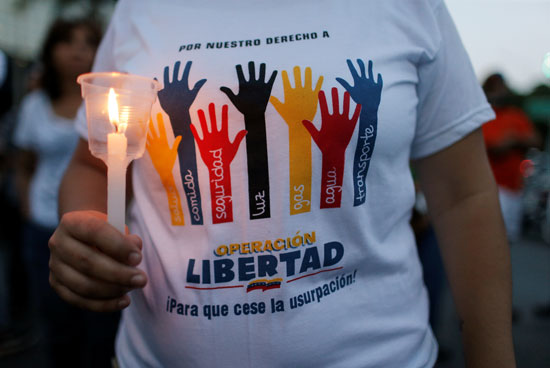 مظاهرة على ضوء الشموع فى فنزويلا  (2)