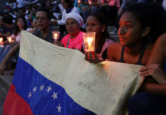 مظاهرة على ضوء الشموع فى فنزويلا  (11)