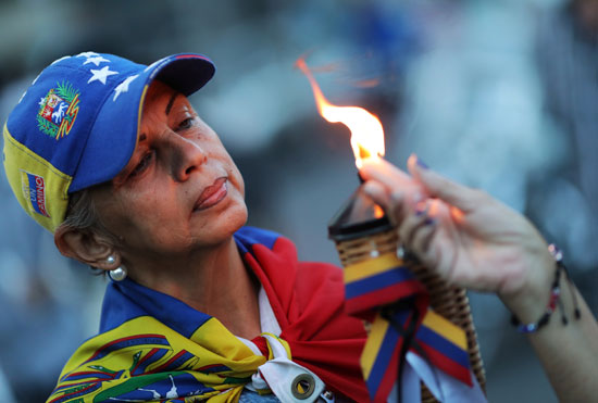 مظاهرة على ضوء الشموع فى فنزويلا  (7)