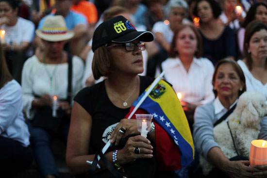 مظاهرة على ضوء الشموع فى فنزويلا  (1)