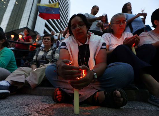 مظاهرة على ضوء الشموع فى فنزويلا  (10)