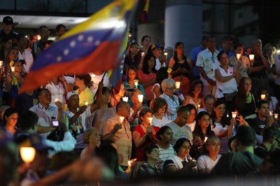 مظاهرة على ضوء الشموع فى فنزويلا  (6)