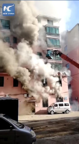 المبنى أثناء الحريق