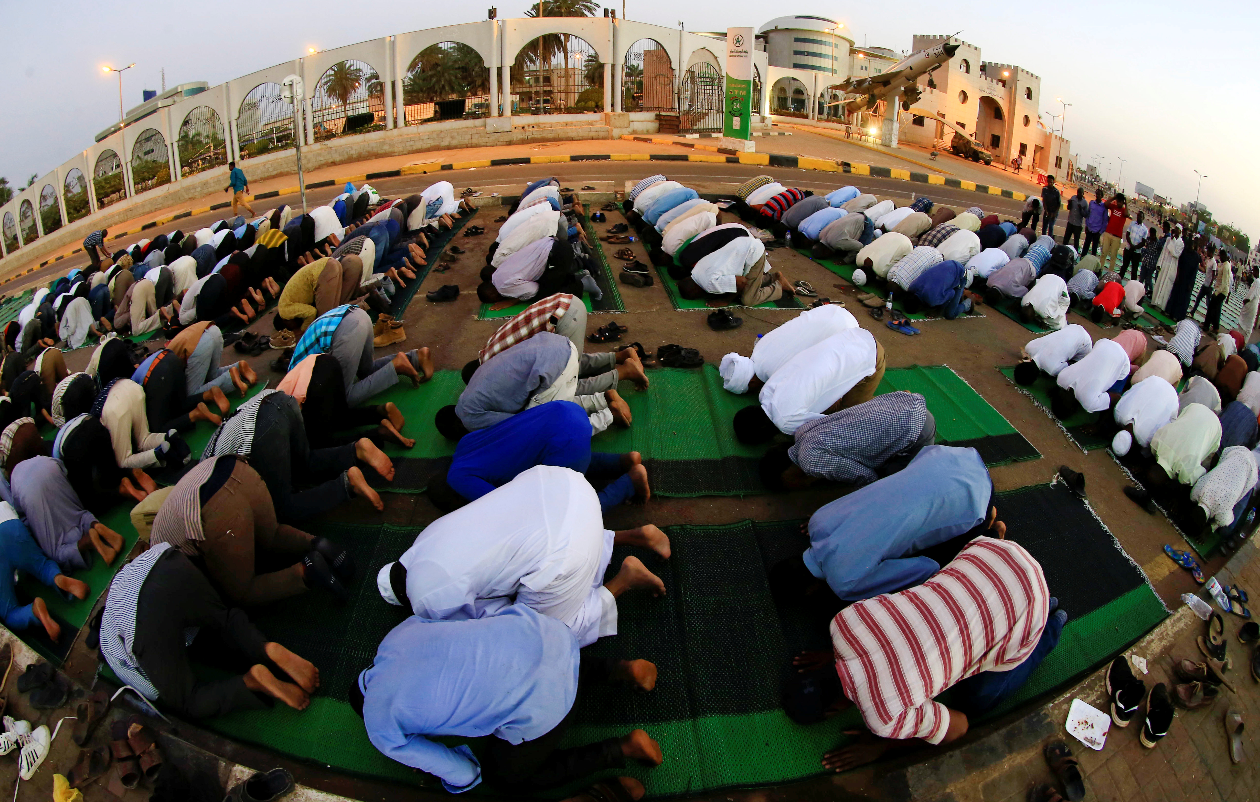 سودانيون يقيمون الصلاة فى أول أيام رمضان