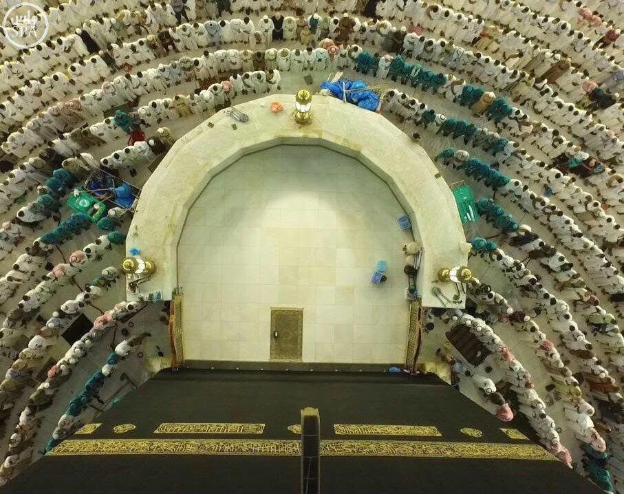 مشهد أفقى للصلاة فى بيت الله الحرام خلال شهر رمضان (1)