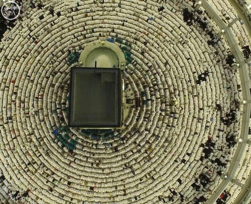 مشهد أفقى للصلاة فى بيت الله الحرام خلال شهر رمضان (2)