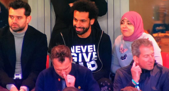 محمد صلاح وزوجته خلال مباراة ليفربول الإنجليزى وبرشلونة
