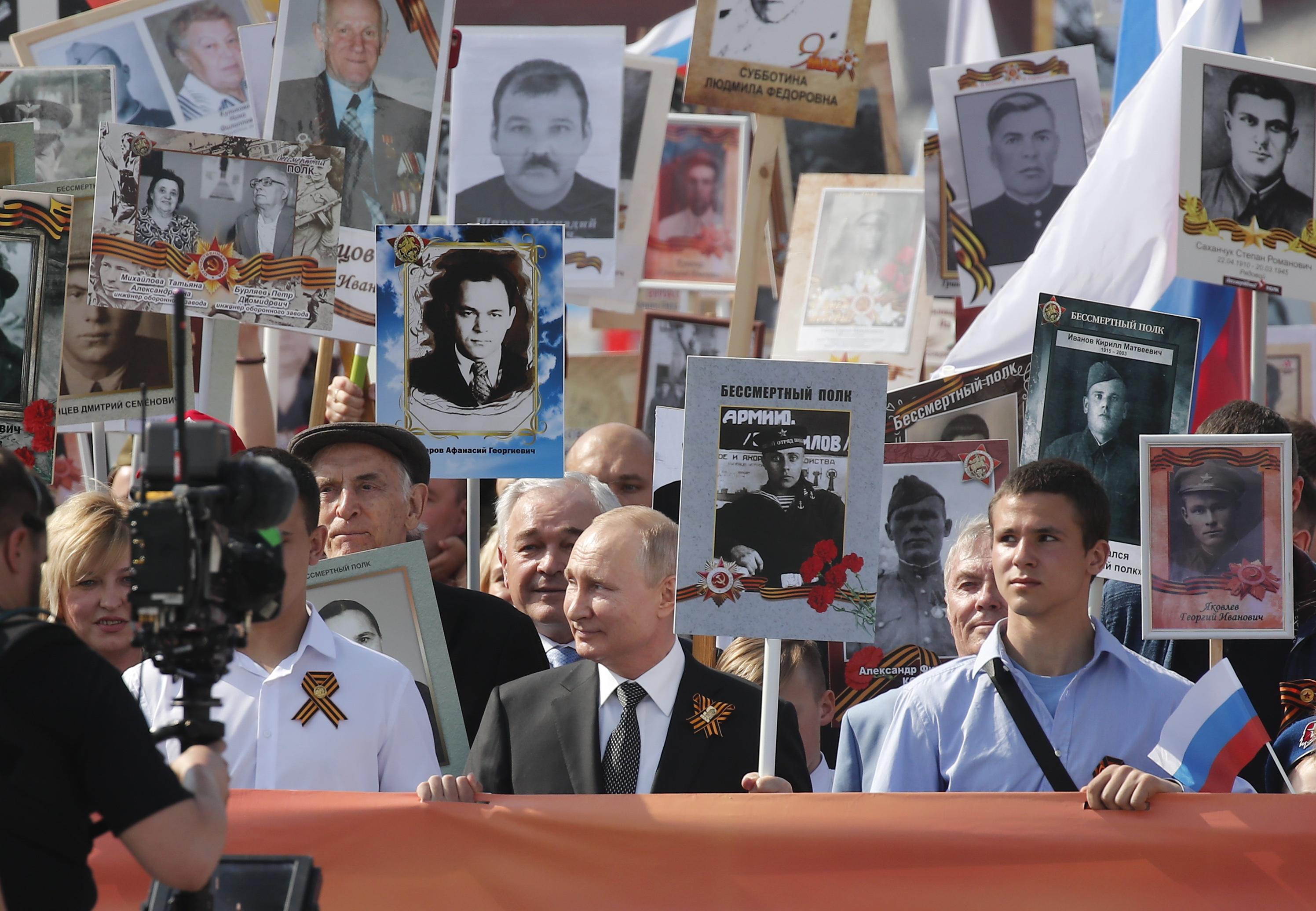 بوتين يحمل صورة أبيه خلال احتفالات عيد النصر (1)