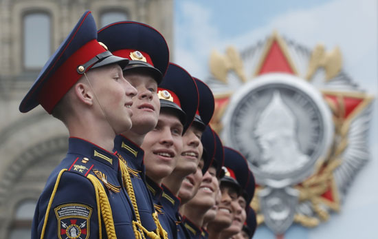 استعراض عسكرى فى الساحة الحمراء بروسيا بحضور بوتين (20)