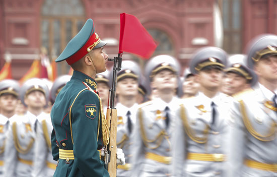 استعراض عسكرى فى الساحة الحمراء بروسيا بحضور بوتين (14)