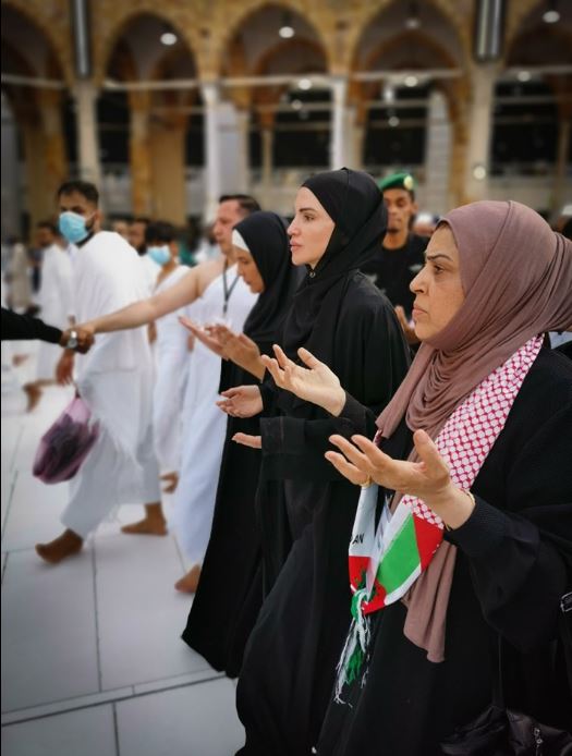 الملكة رانيا تصطحب فتيات وسيدات لأداء العمرة (3)