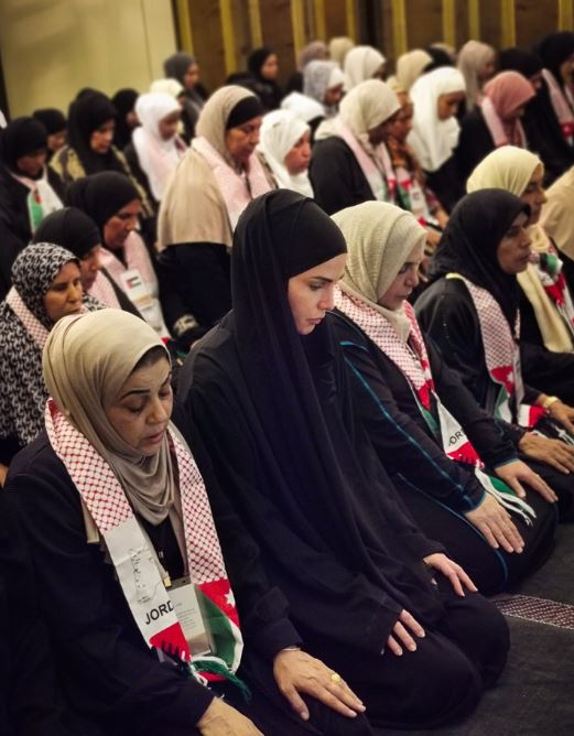 الملكة رانيا تصطحب فتيات وسيدات لأداء العمرة (4)