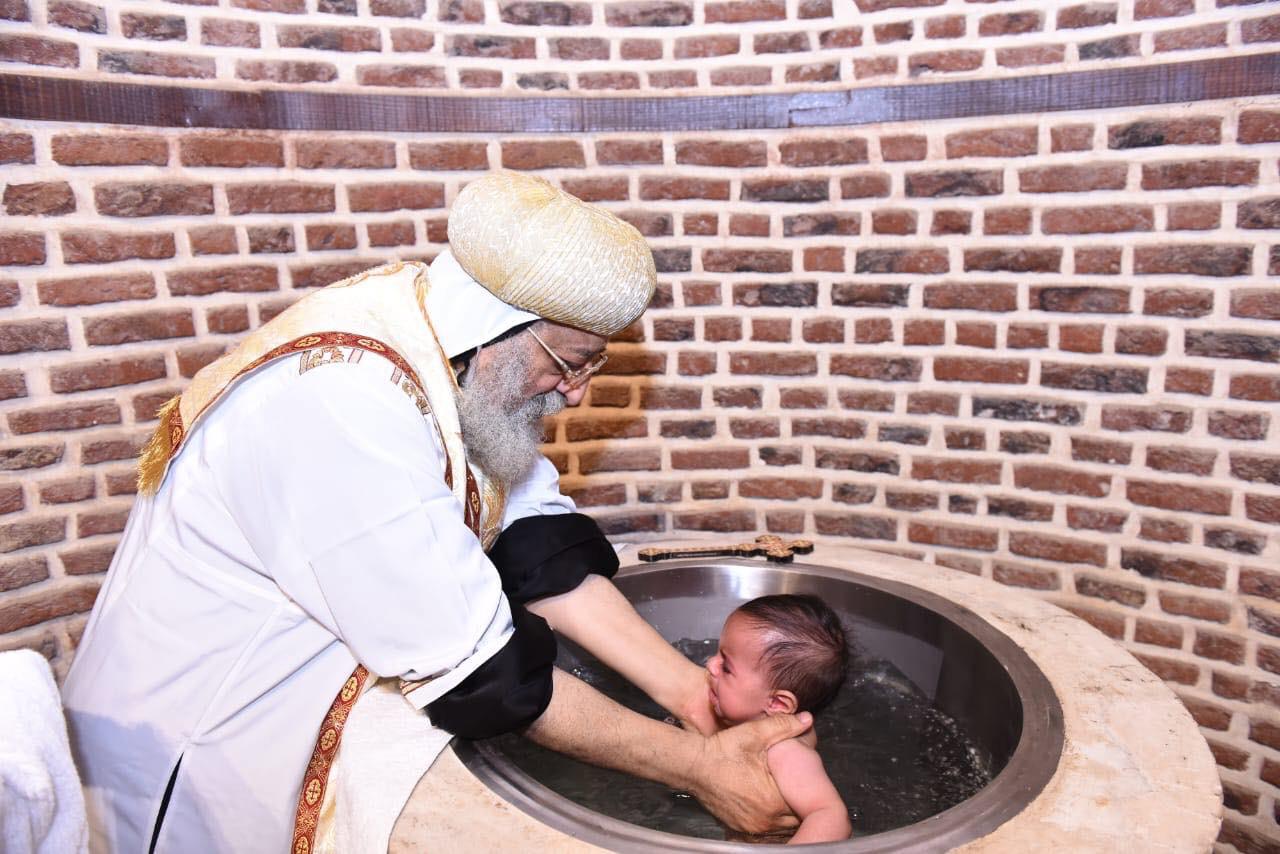 البابا تواضروس يعمد أحد الاطفال