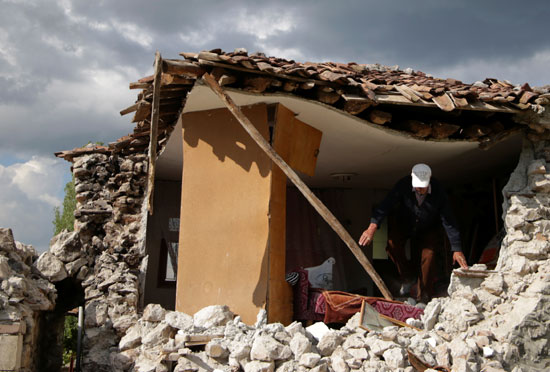تحطم منزل جراء الزلازل