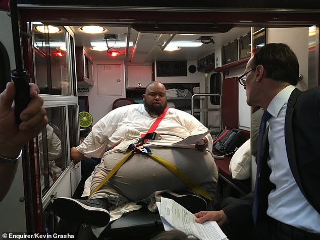 تاجر مخدرات يحاكم داخل سيارة إسعاف بسبب وزنه الزائد (1)