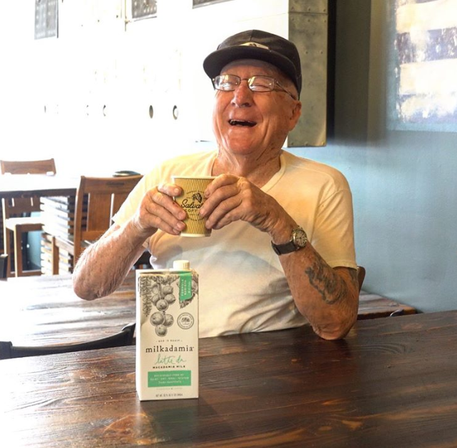 متقاعد من الجيش الأمريكى يعمل نادل فى مقهى فى عمر 94 عاما (2)