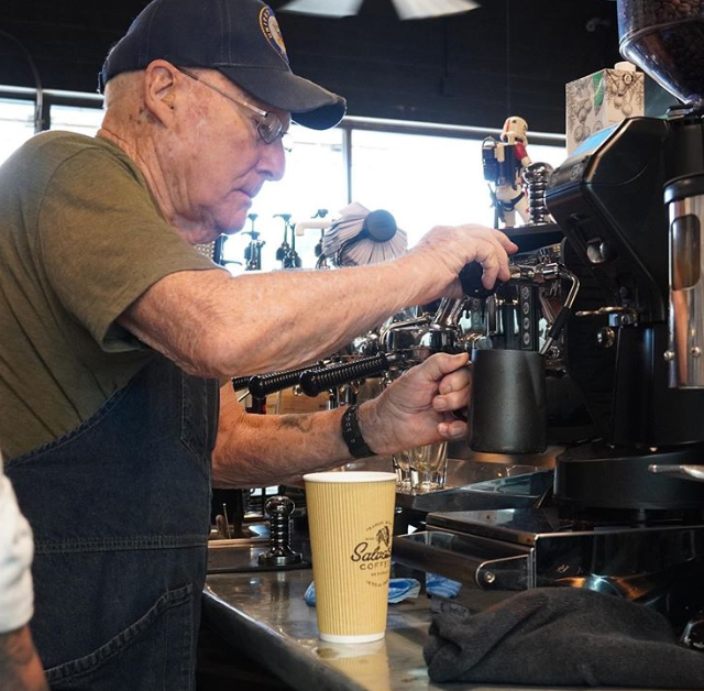 متقاعد من الجيش الأمريكى يعمل نادل فى مقهى فى عمر 94 عاما (1)