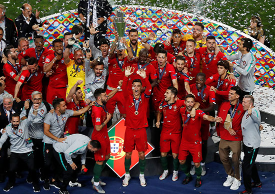 لاعبو البرتغال يرفعون كأس البطولة