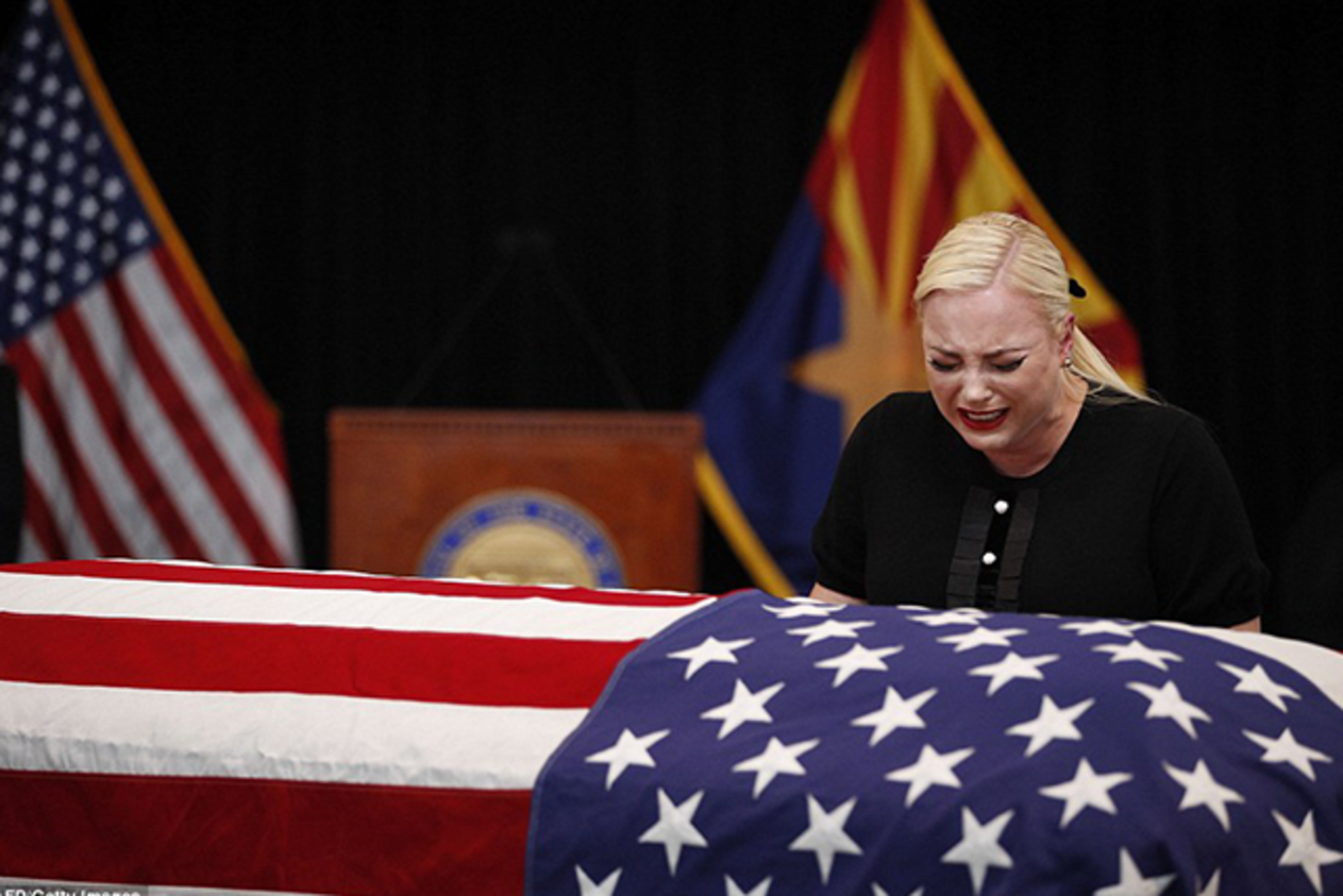 ميجان ماكين ونظرة وداع آخيرة على جثمان السيناتور الراحل