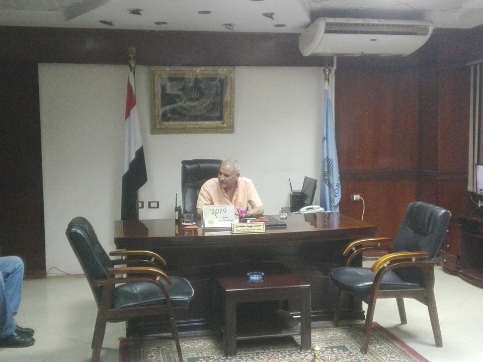 رئيس مدينة إسنا يبحث شكاوي المواطنين من ضعف المياة والكهرباء ببعض المناطق (2)