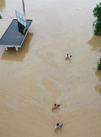 الصينيون يسبحون فى مياه الفيضانات